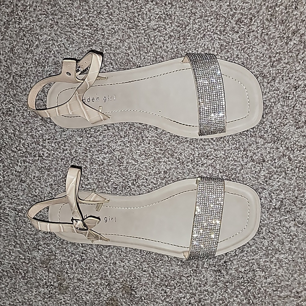 Neutral diamond strap sandals